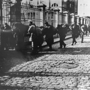 Inmigrantes entrando en el Hotel de Inmigrantes